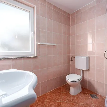 2 Bedroom Pet Friendly In Rovinj Rovinjsko Selo