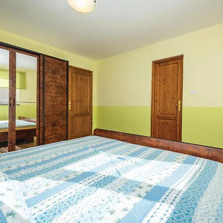 2 Bedroom Pet Friendly In Rovinj Holiday home