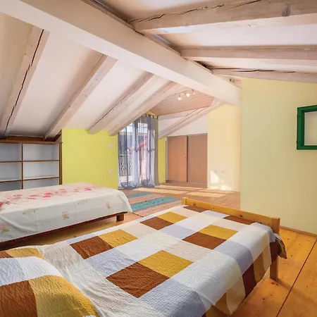 2 Bedroom Pet Friendly In Rovinj Holiday home Rovinjsko Selo