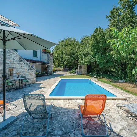 2 Bedroom Pet Friendly In Rovinj Holiday home