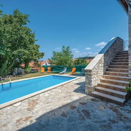 2 Bedroom Pet Friendly In Rovinj Holiday home Rovinjsko Selo
