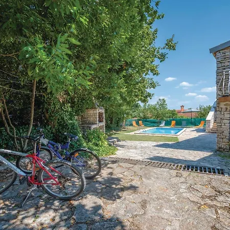 2 Bedroom Pet Friendly In Rovinj Holiday home Rovinjsko Selo